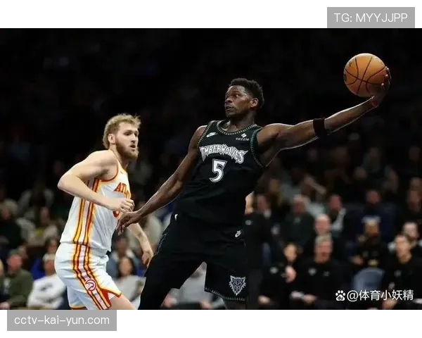 特写：爱德华兹隔扣后向观众席霸气指腕，标靶中心瞬间沸腾