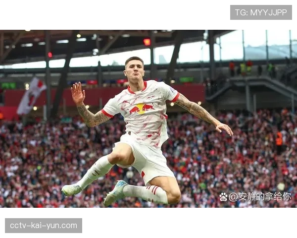 特写:替补席上的哈维-西蒙斯,在莱比锡大胜时与助理教练深入探讨战术 特写:替补席上的哈维-西蒙斯,在莱比锡大胜时与助理教练深入探讨战术